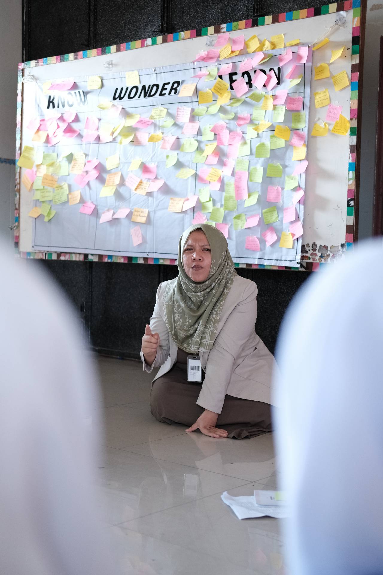 Guru fasilitator memandu diskusi kelas