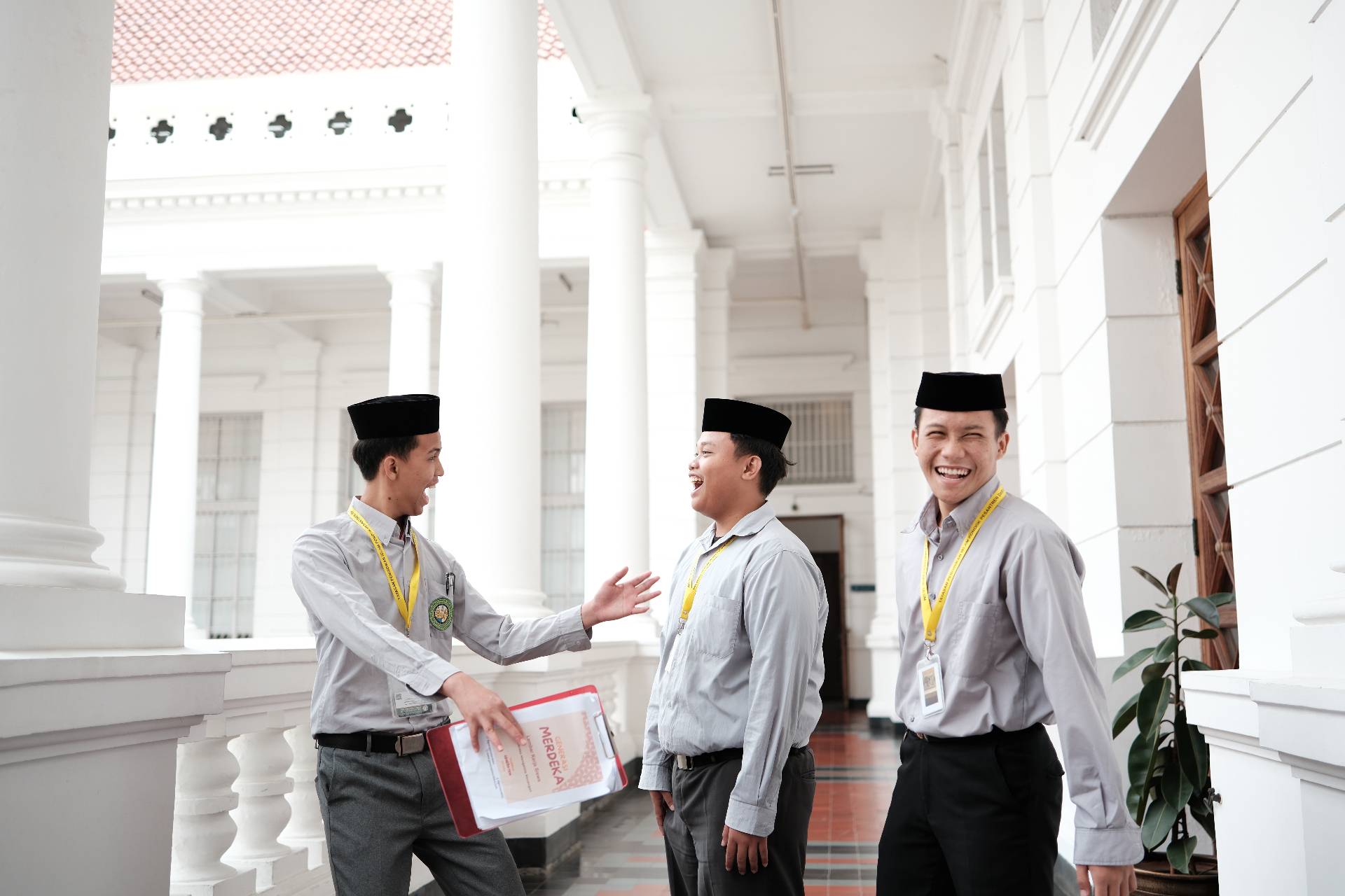 Siswa tertawa gembira di sela kegiatan