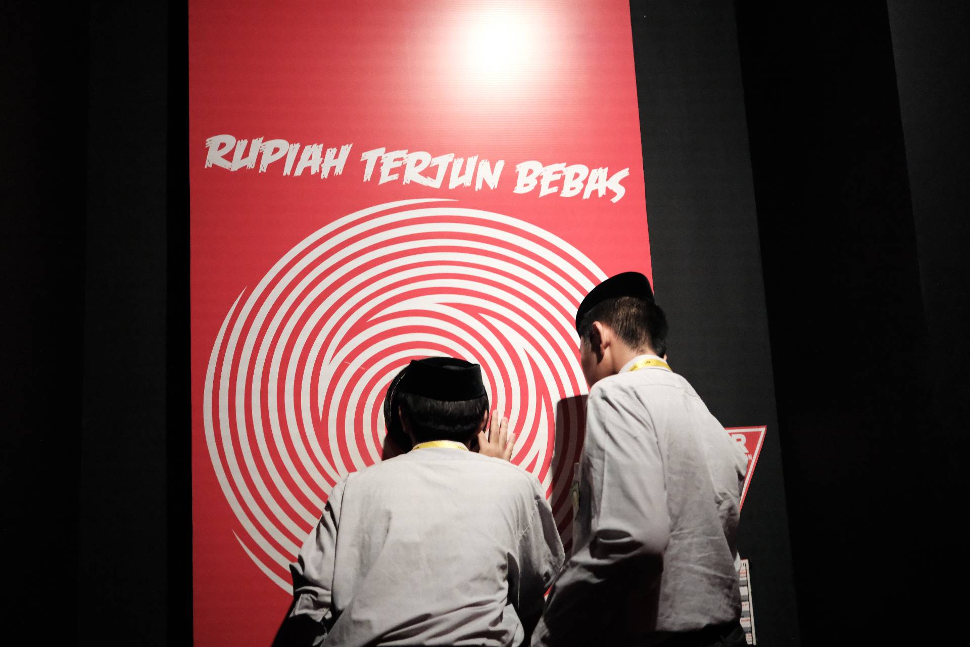 Instalasi seni Rupiah Terjun Bebas