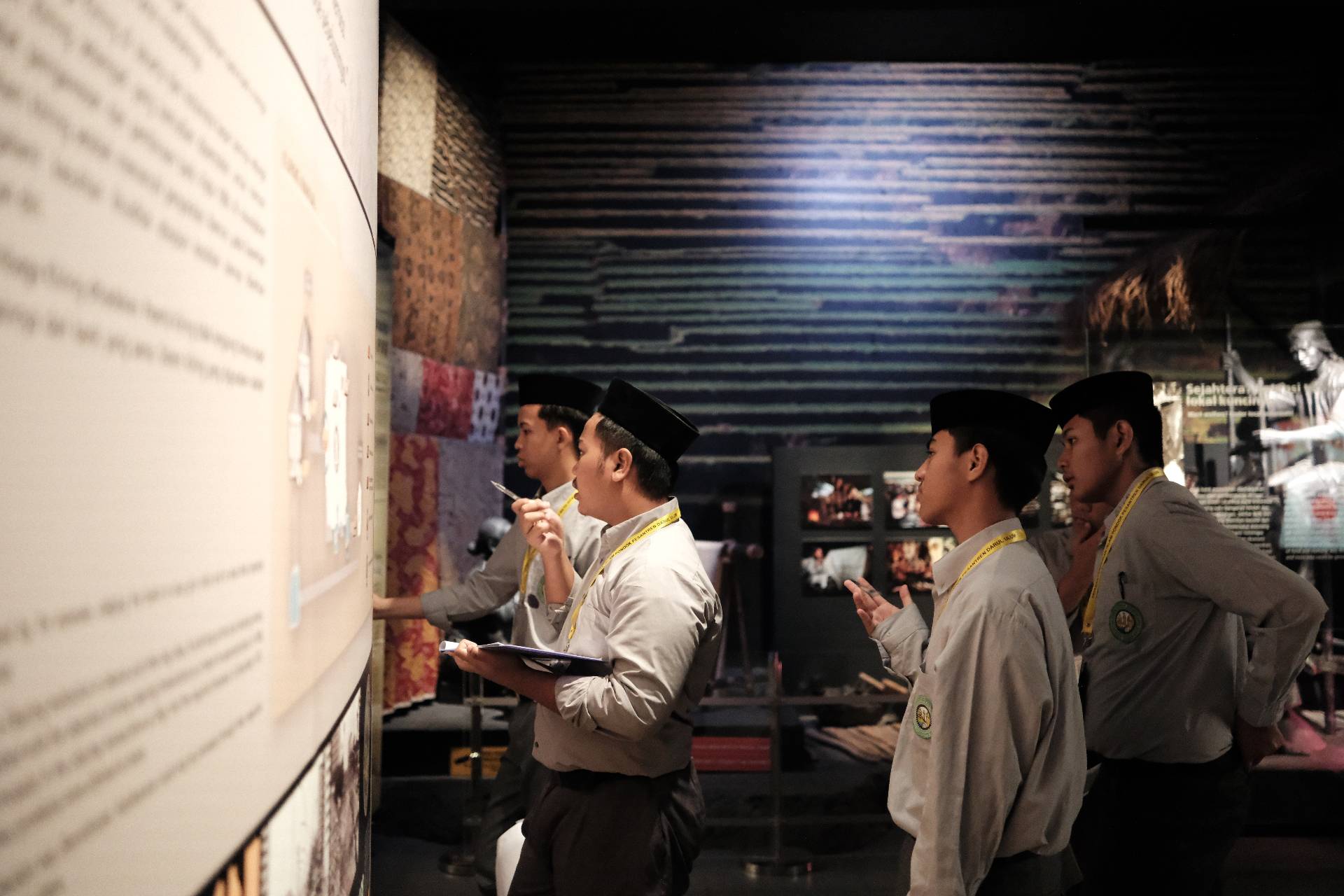 Siswa mencatat informasi penting di museum
