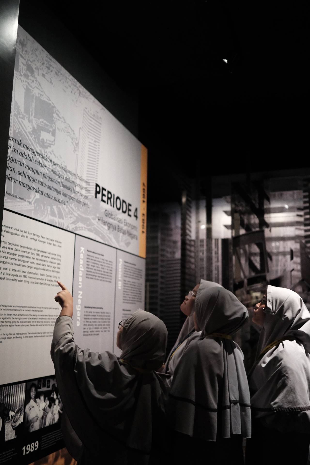 Siswi mengamati sejarah ekonomi Indonesia