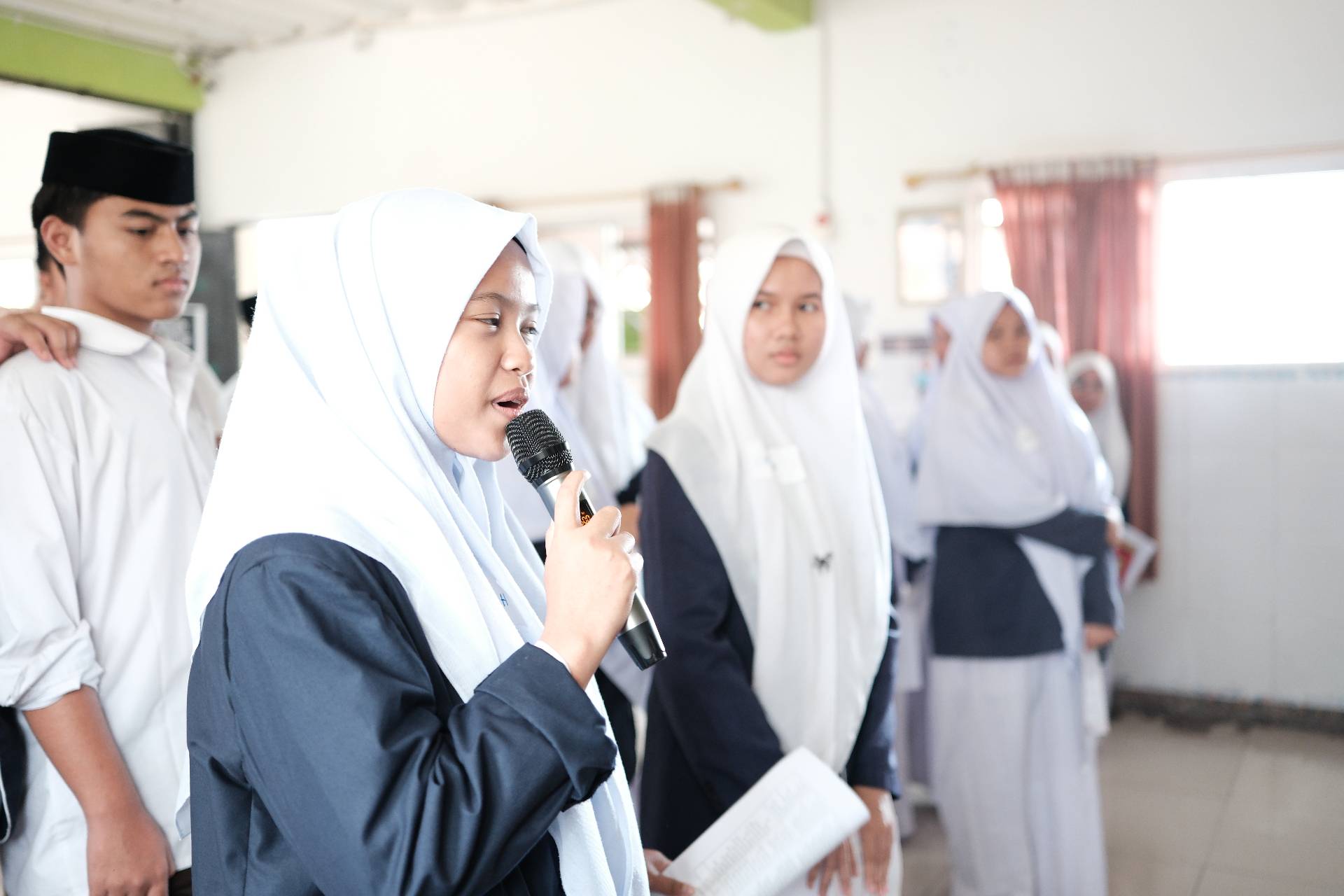 Siswi presentasi di depan kelas