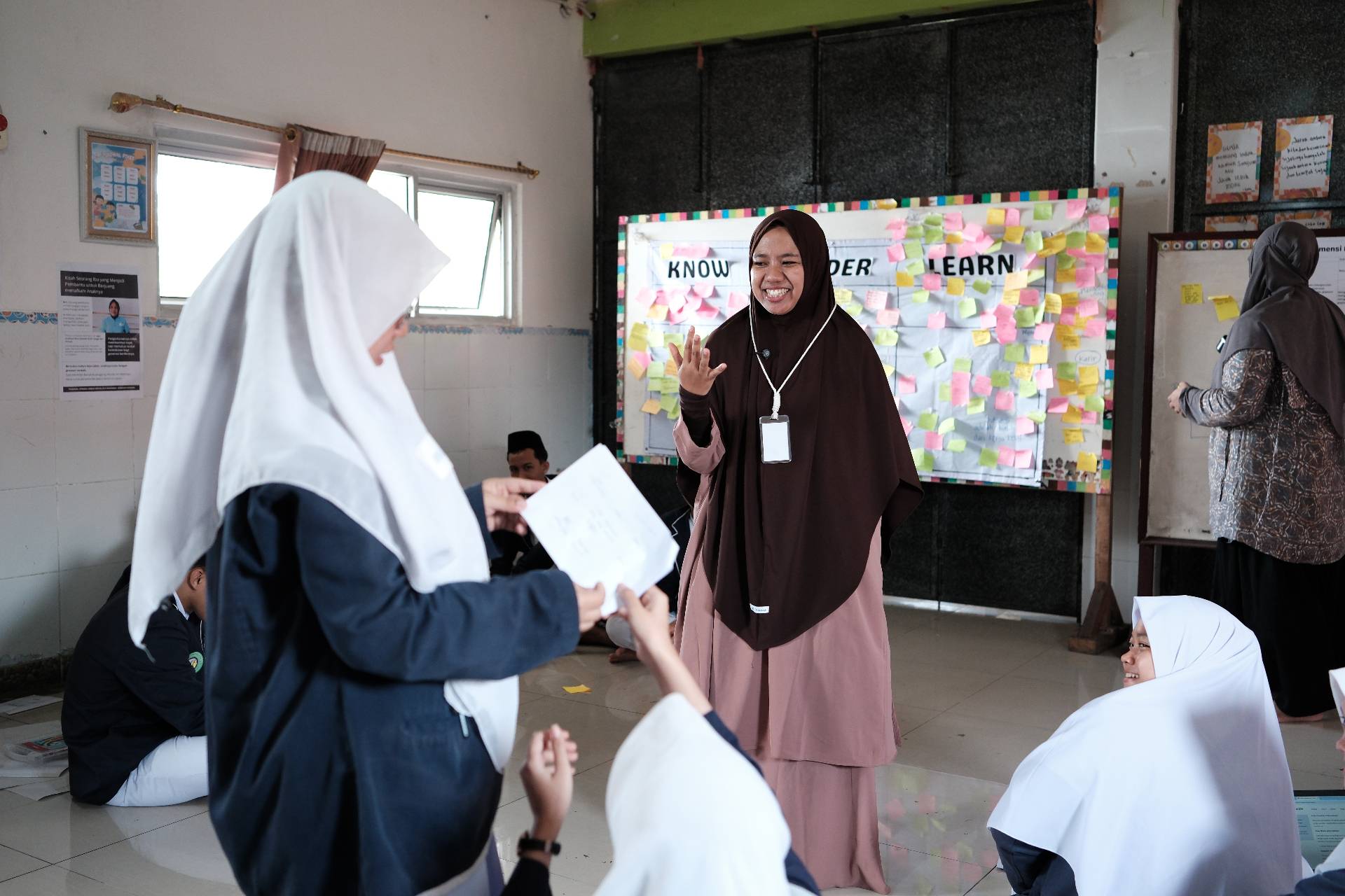 Siswi presentasi dengan antusias