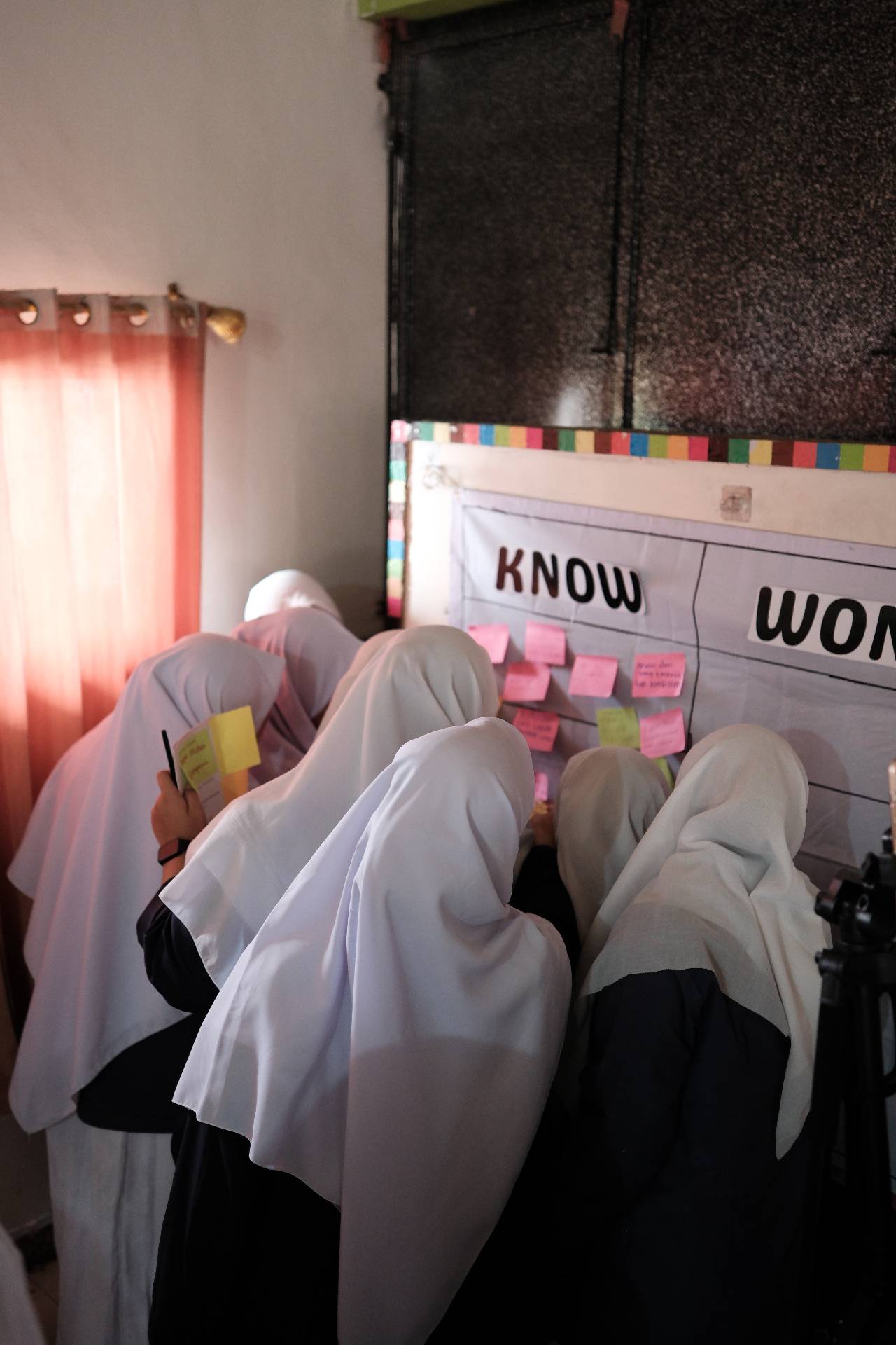 Siswa berkumpul di depan papan KWL