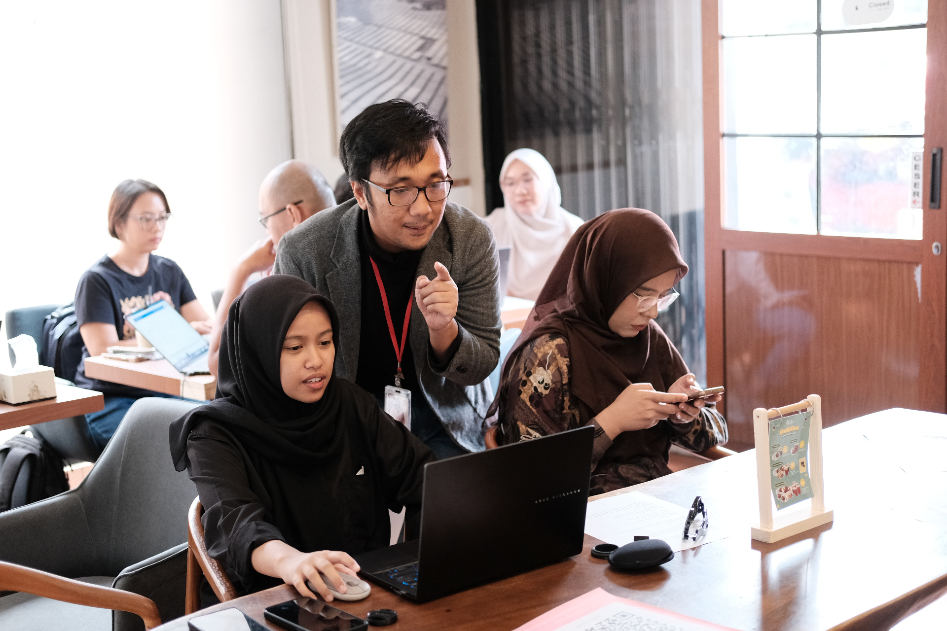 Mentor membimbing peserta workshop di Cikini