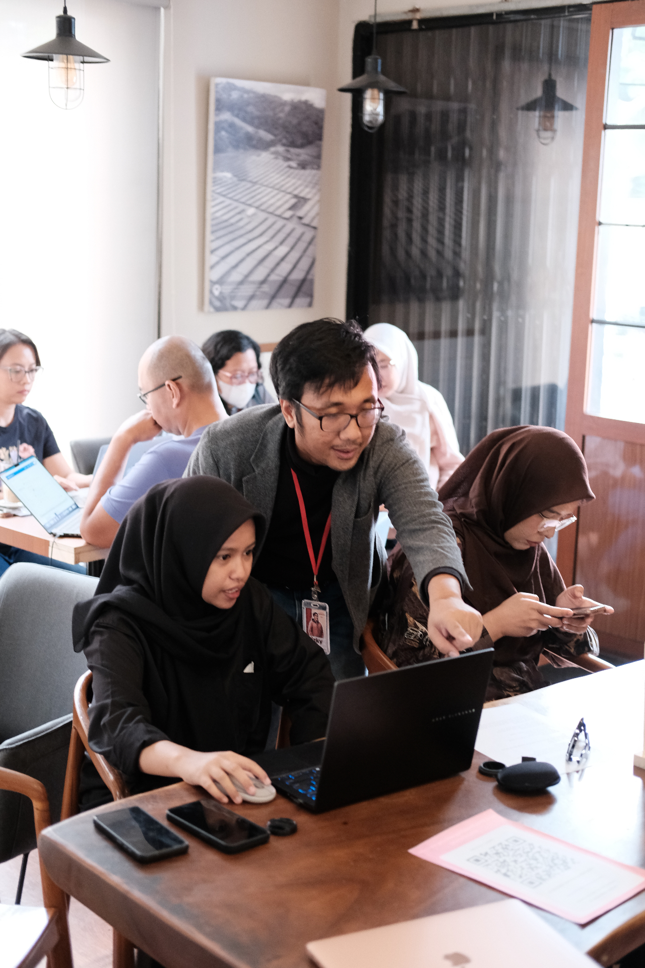 Peserta berdiskusi dengan mentor
