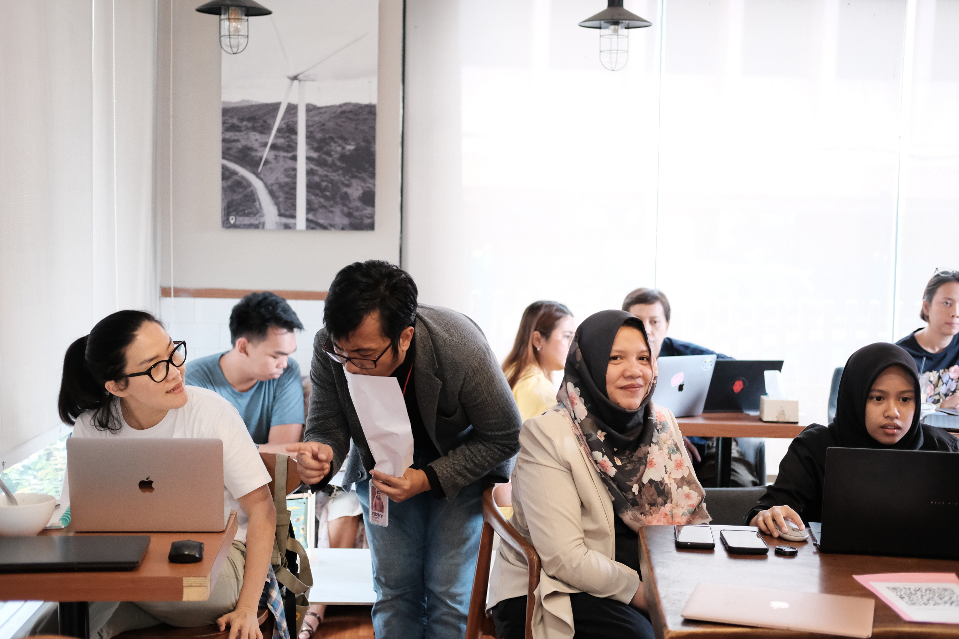 Mentor membantu peserta dari berbagai latar belakang