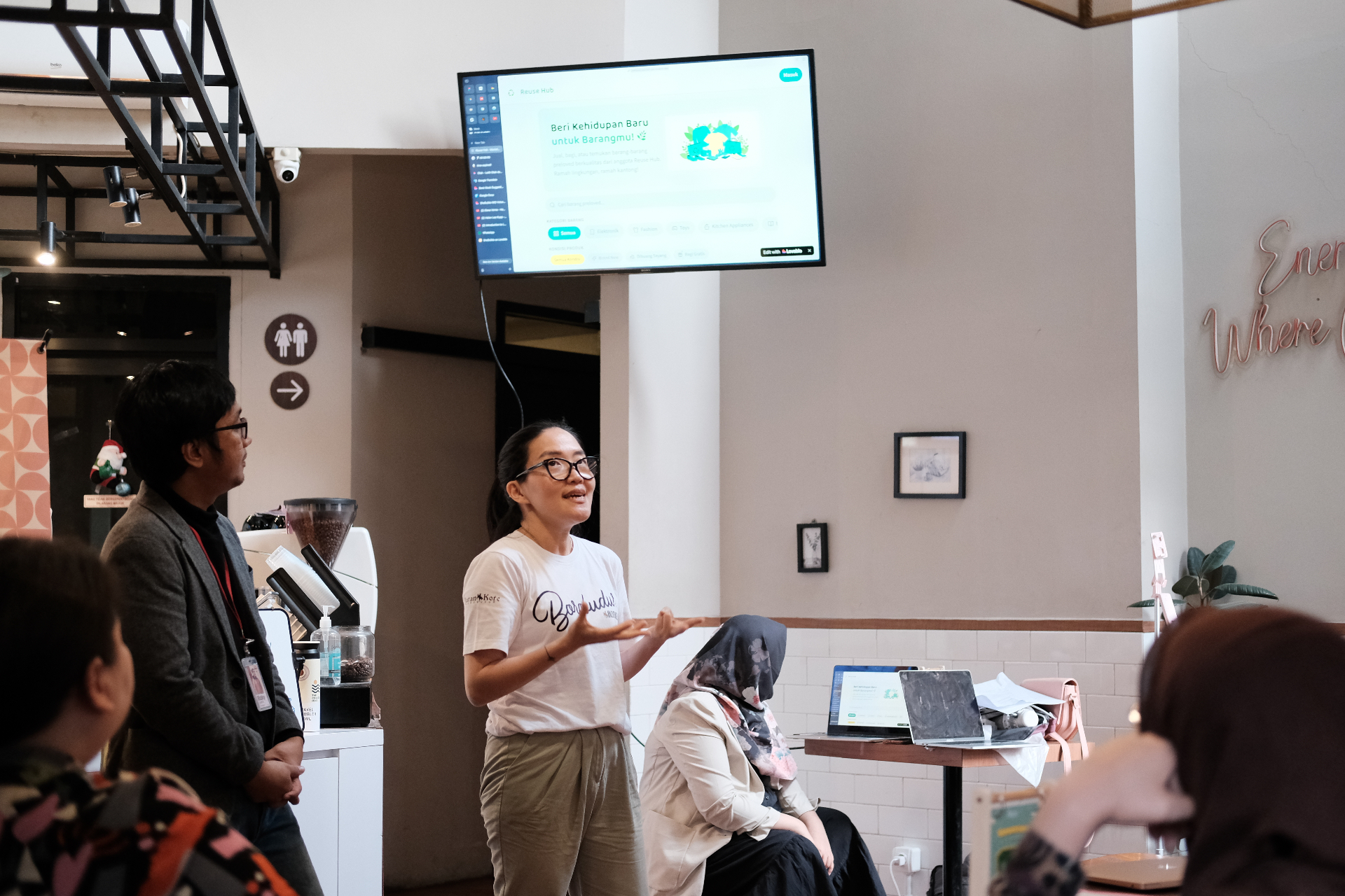 Tampilan materi workshop pada layar utama