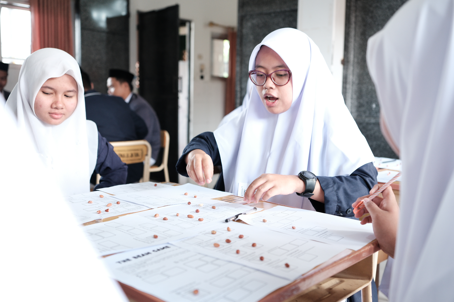 Santri Pesantren Darul Ulum mengalokasikan kacang pada lembar Bean Game