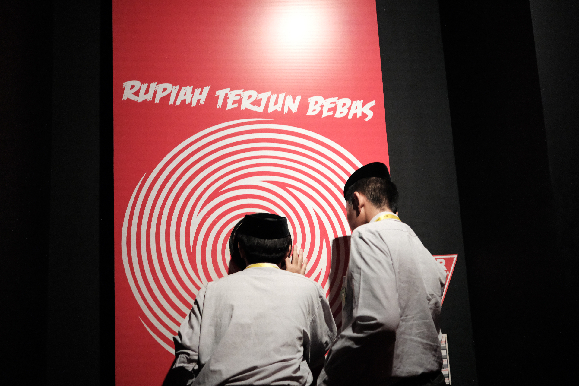 Santri mengamati instalasi seni krisis moneter 1998