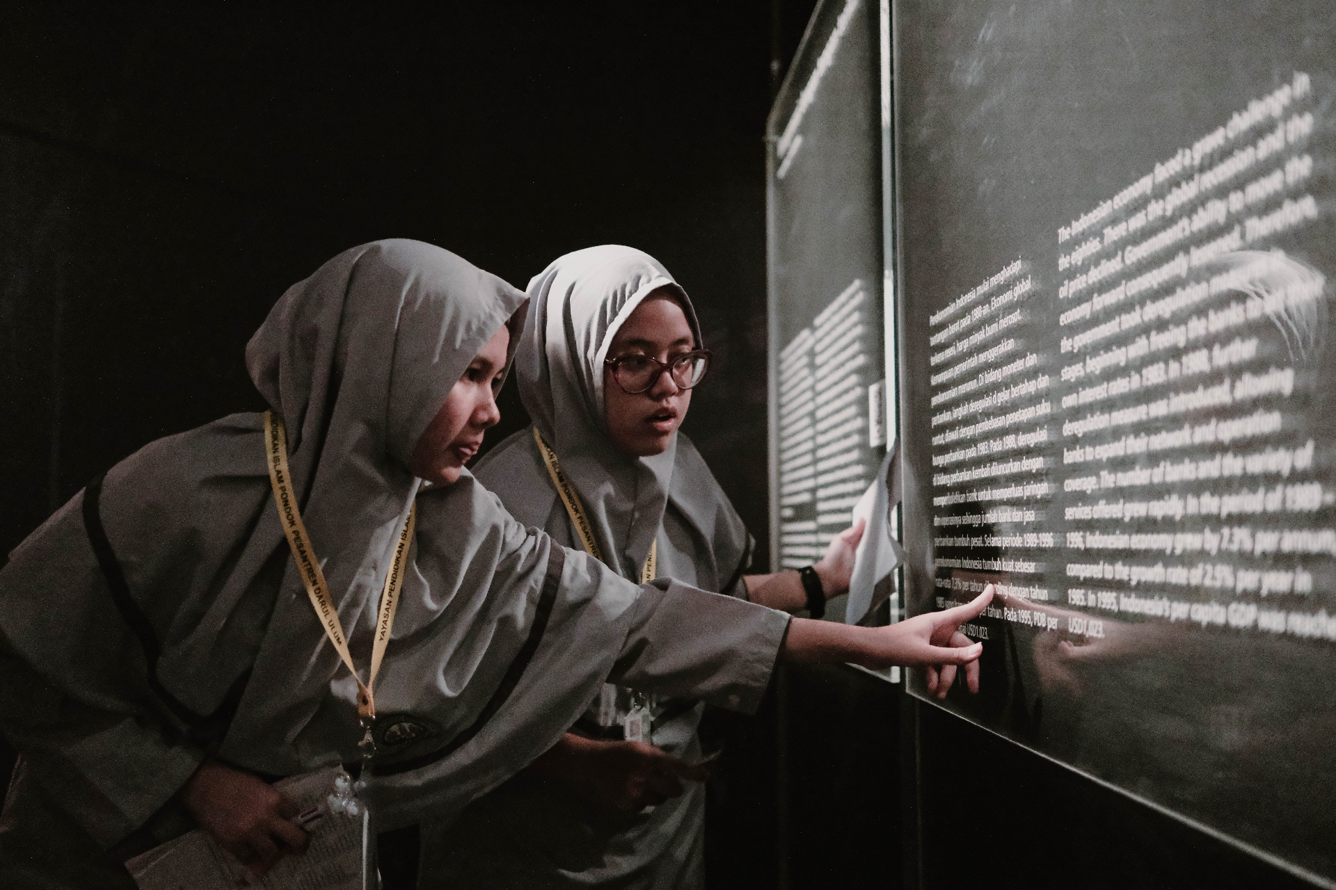 Santri membaca panel informasi di Museum Bank Indonesia