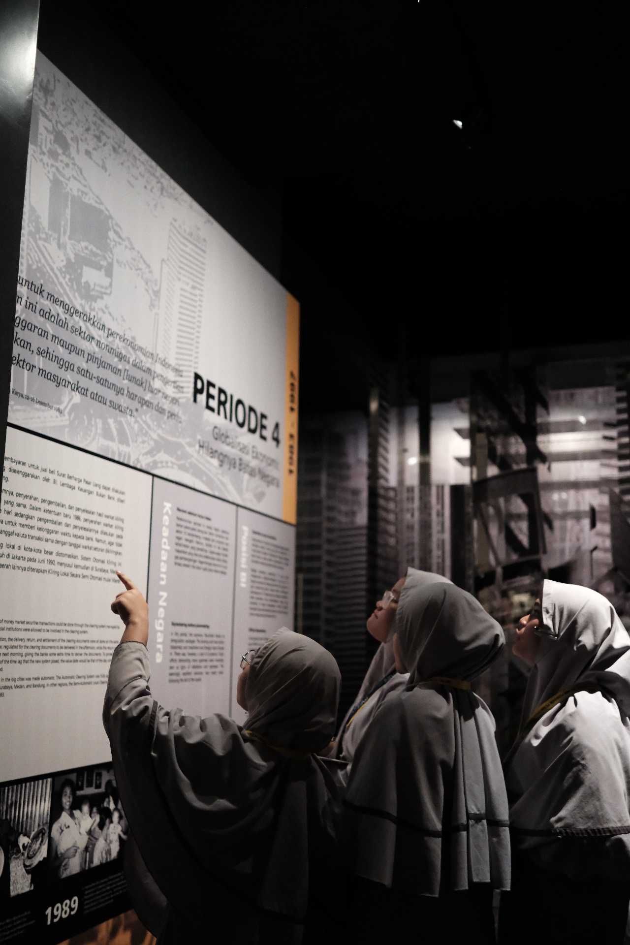 Santri menyimak penjelasan sejarah mata uang Indonesia
